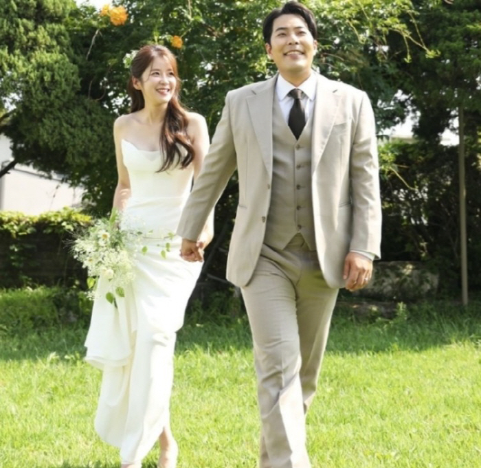  'Ddoong and Kkaebi'Kim Hae-jun ♥ Kim Seung-hye reveals romantic outdoor wedding pictorial