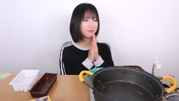 Tzuyang returns to mukbang after 3 months 'After enduring hell, her mental state improved' 