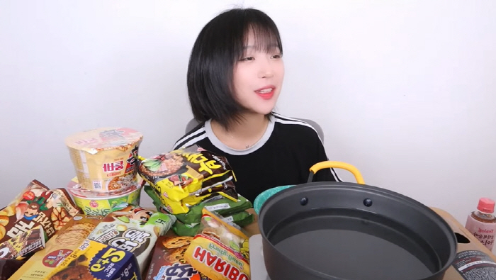 Tzuyang returns to mukbang after 3 months 