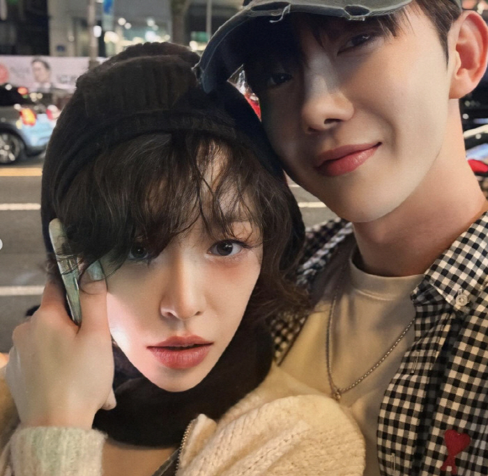 Brown Girl Cain meets her ex-husband Jo Kwon and has only met for 14 years in a sweet back hug 'Adam couple'