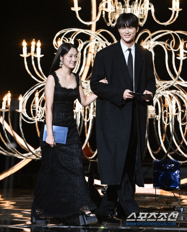 Byun Woo-seok and Kim Hye-yoon 'Before Uptu' couple meet..Kim Soo-hyun → Park Min-young '2024 AAA' Attendance 