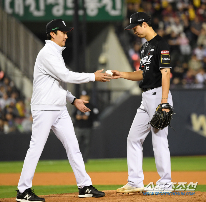 'FA is just around the corner.' Um Sang-baek lost two runs in two innings to shake the fall baseball again...KT's quick hook player 