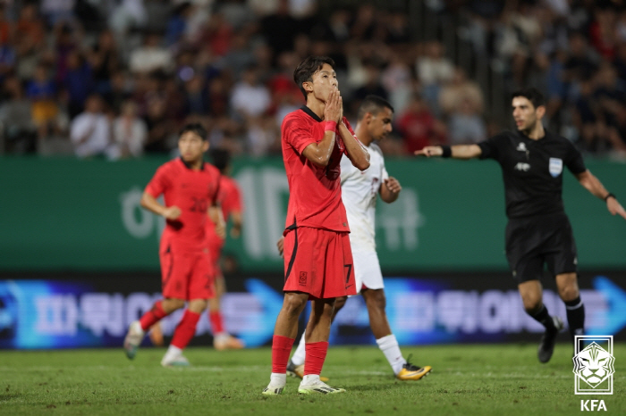 Following Hwang Hee-chan, even Um Ji-sung was injured, and Bae Jun-ho was put in the 5th minute of the second half 