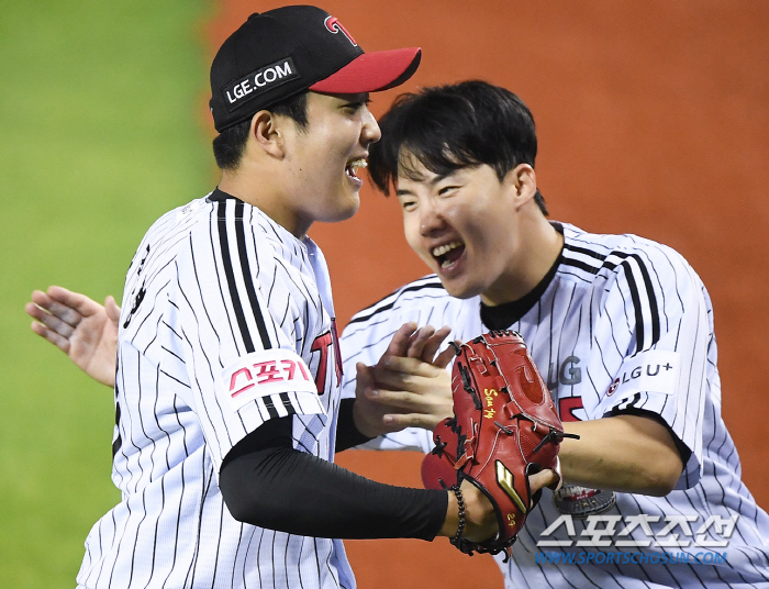 LG and Samsung will meet for the first time in 22 years since KS in 2002.' KT's rebellion ended with three starters Lim Chan-gyu, Son Joo-young, and Hernandez. LG won 4 to 1. 3 wins and 2 losses and advance to PO. 