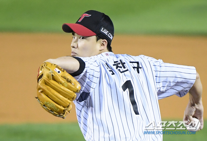 LG and Samsung will meet for the first time in 22 years since KS in 2002.' KT's rebellion ended with three starters Lim Chan-gyu, Son Joo-young, and Hernandez. LG won 4 to 1. 3 wins and 2 losses and advance to PO. 