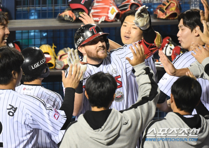 LG and Samsung will meet for the first time in 22 years since KS in 2002.' KT's rebellion ended with three starters Lim Chan-gyu, Son Joo-young, and Hernandez. LG won 4 to 1. 3 wins and 2 losses and advance to PO. 