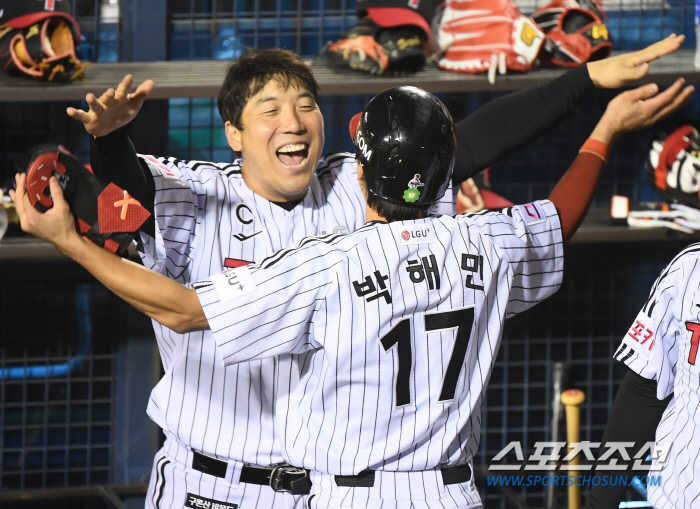 LG and Samsung will meet for the first time in 22 years since KS in 2002.' KT's rebellion ended with three starters Lim Chan-gyu, Son Joo-young, and Hernandez. LG won 4 to 1. 3 wins and 2 losses and advance to PO. 