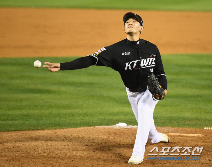 LG and Samsung will meet for the first time in 22 years since KS in 2002.' KT's rebellion ended with three starters Lim Chan-gyu, Son Joo-young, and Hernandez. LG won 4 to 1. 3 wins and 2 losses and advance to PO. 