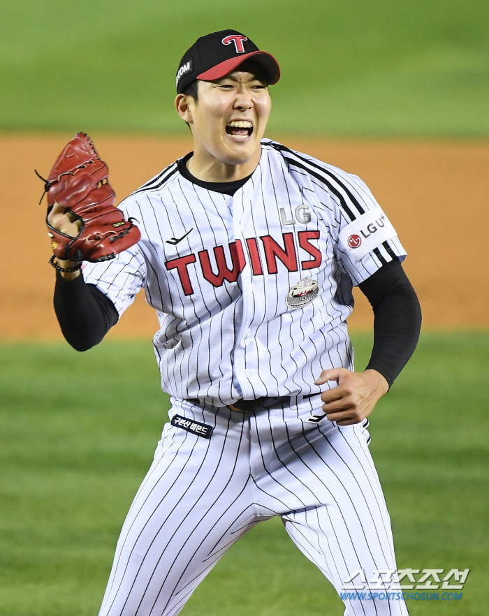 Only one full base chance with no outs, why was it Kim Sang-soo instead of Moon Sang-cheol? 