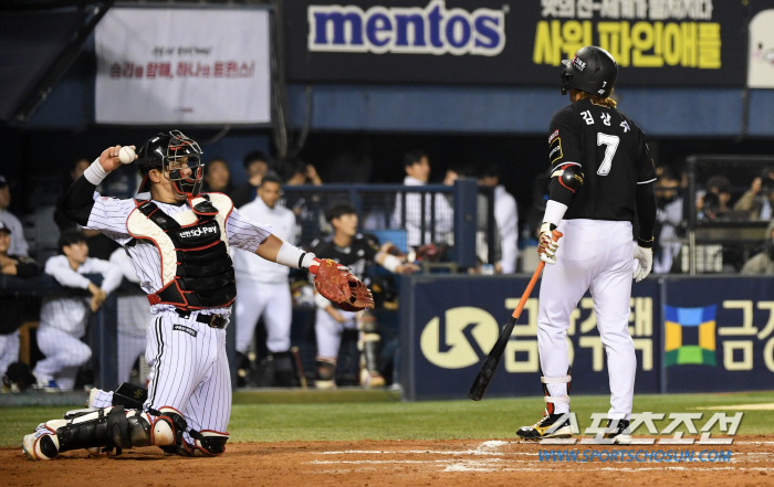 Only one full base chance with no outs, why was it Kim Sang-soo instead of Moon Sang-cheol? 