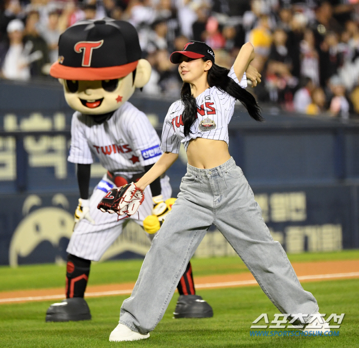  Girls' Miyeon 'Autumn baseball first pitch '