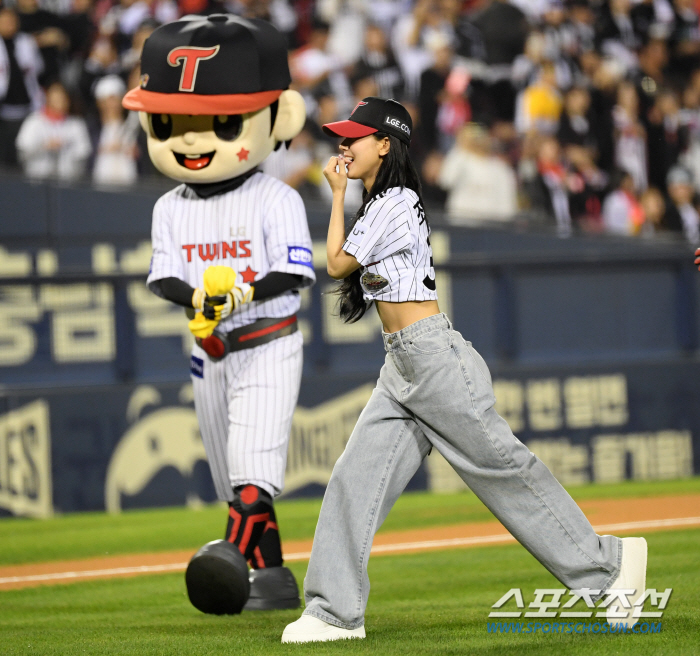  Girls' Miyeon 'First pitch is a wild throw '