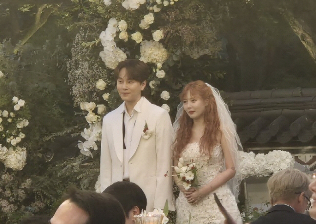 Hyun-ah ♥ Yong-jun-hyung eventually burst into tears at the wedding...'I won't be afraid to open my eyes together'  