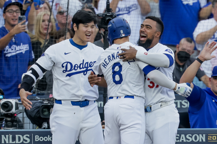 I didn't see Ohtani, but Yamamoto did it! Dodgers advance to NL Champions, New York M, come out...LAD 2-0 SD