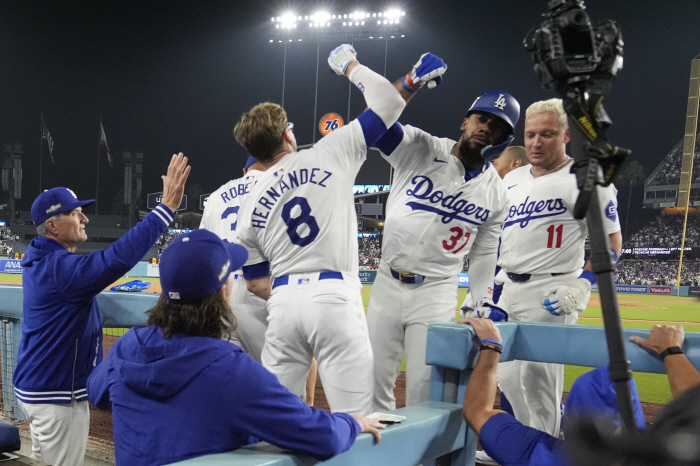 I didn't see Ohtani, but Yamamoto did it! Dodgers advance to NL Champions, New York M, come out...LAD 2-0 SD