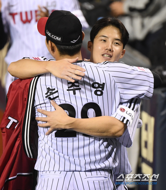 'If Hernandez didn't get sick...' the birth of 'El Dongwon' He pitched five games in seven days, 7.1 innings, 117 pitches in total. The coach and MVP were both MVP in their hearts. 