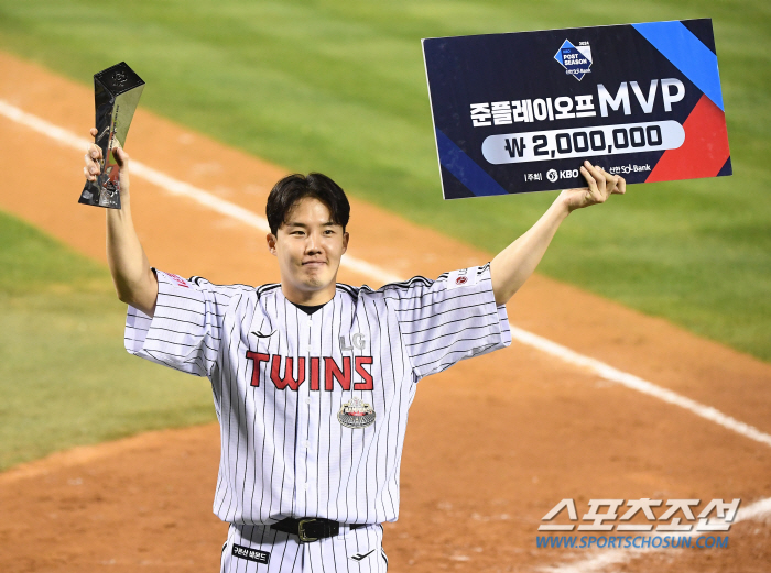 'If Hernandez didn't get sick...' the birth of 'El Dongwon' He pitched five games in seven days, 7.1 innings, 117 pitches in total. The coach and MVP were both MVP in their hearts. 