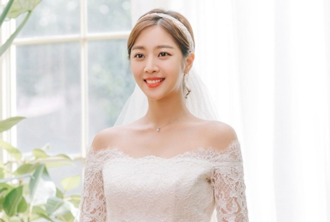 Jo Bo-ah is getting married to a non-celebrity today (12th)...Hyun Bin ♥ They get married in the same place as Son Ye-jin. 