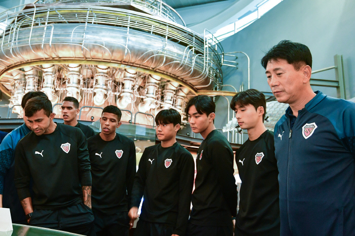 Pohang Steelers Team Tours POSCO Headquarters History Hall Group