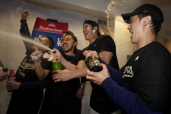 ''You can win two games in a row' already as the bench leader? Following the WBC, LAD also made a miracle with Ohtani 'Speech Time'