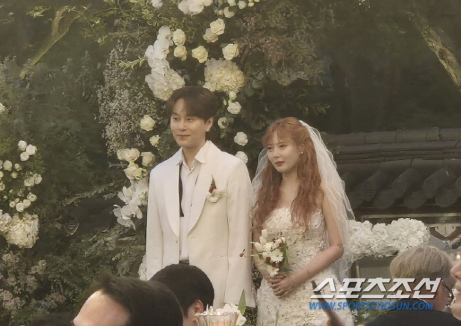 Hyuna ♥ Yong Jun-hyung's wedding ceremony was brilliant. Wonder Girls' friendship was so pretty