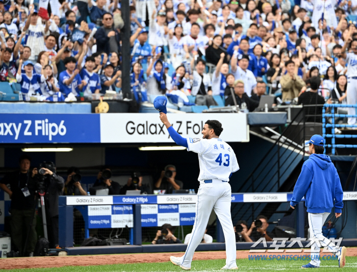 I left with applause...After much consideration, Reyes made a great success in starting the first game, allowing three runs (one earned) in 6.2 innings 