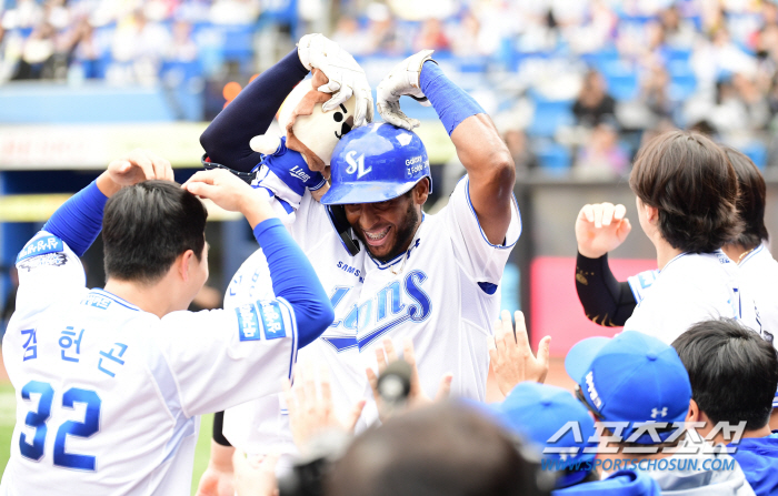 'Is it true that he scored three home runs, 14 hits, and 10 points on the first day after taking a two-week break.' Let's go to KS even if it's Eldorado.'  Samsung and LG won 10-4 with nine pitchers devastated. KS odds 75.8% 