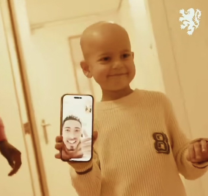 Jude Bellingham's surprise video call with a child patient cheered for his recovery