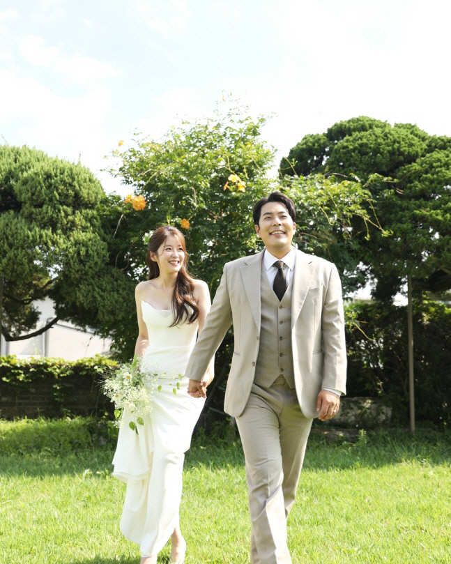 Kim Hae-joon ♥ Kim Seung-hye captured the wedding scene..럭셔리 웨딩드레스 자태 '우아 신부'