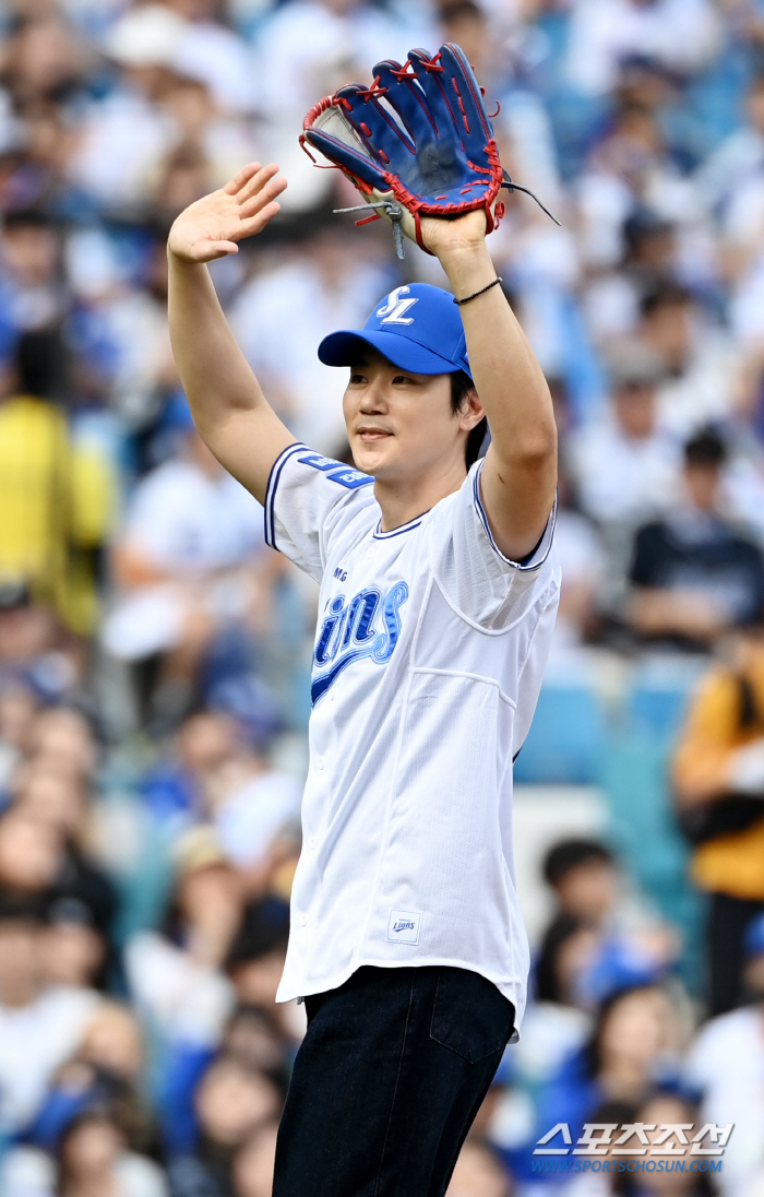  Kim Kang-woo throws the first pitch in Samsung uniform