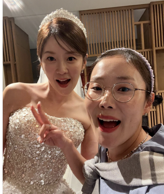 'Kim Seung-hye, you're so funny. Jun Ji-hyun, you're right'...a wedding with admiration for the bride's beauty