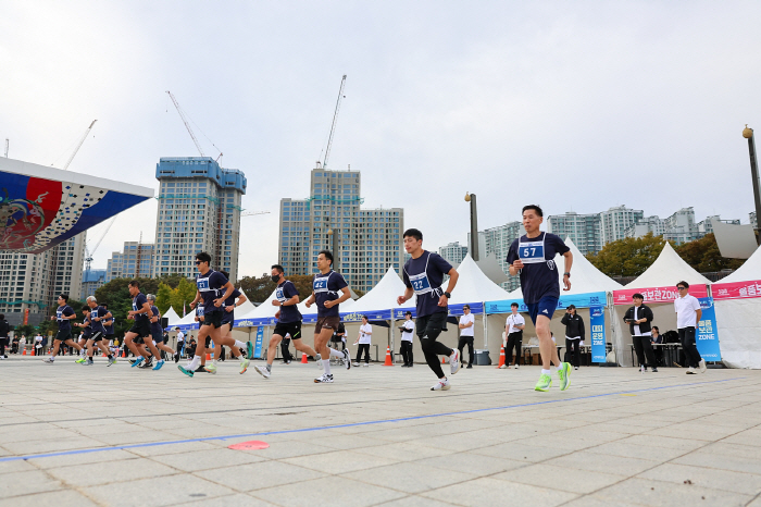 Sports Promotion Corporation Holds Physical Fitness King Contest to Celebrate Sports Day 75 people from all over the country compete for physical strength at the Peace Plaza on the 13th