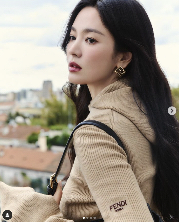 '43 years old' Song Hye-kyo 'I think it's pretty even when I see it' is unrealistic beauty.'