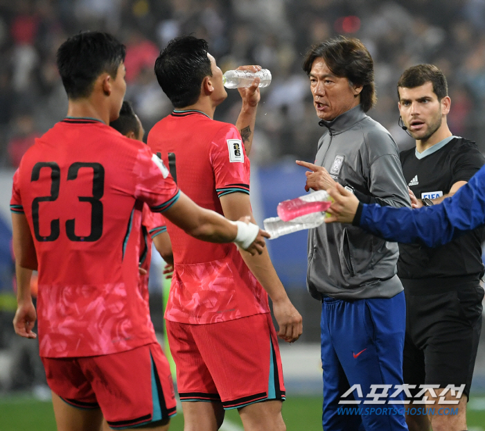 Coach Hong Myung-bo's smile'The most important game of the year, I'm happy to win'