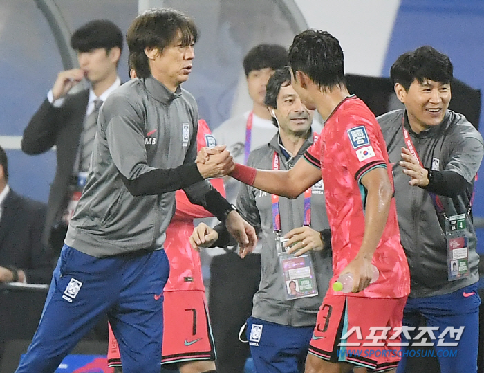 Coach Hong Myung-bo's smile'The most important game of the year, I'm happy to win'