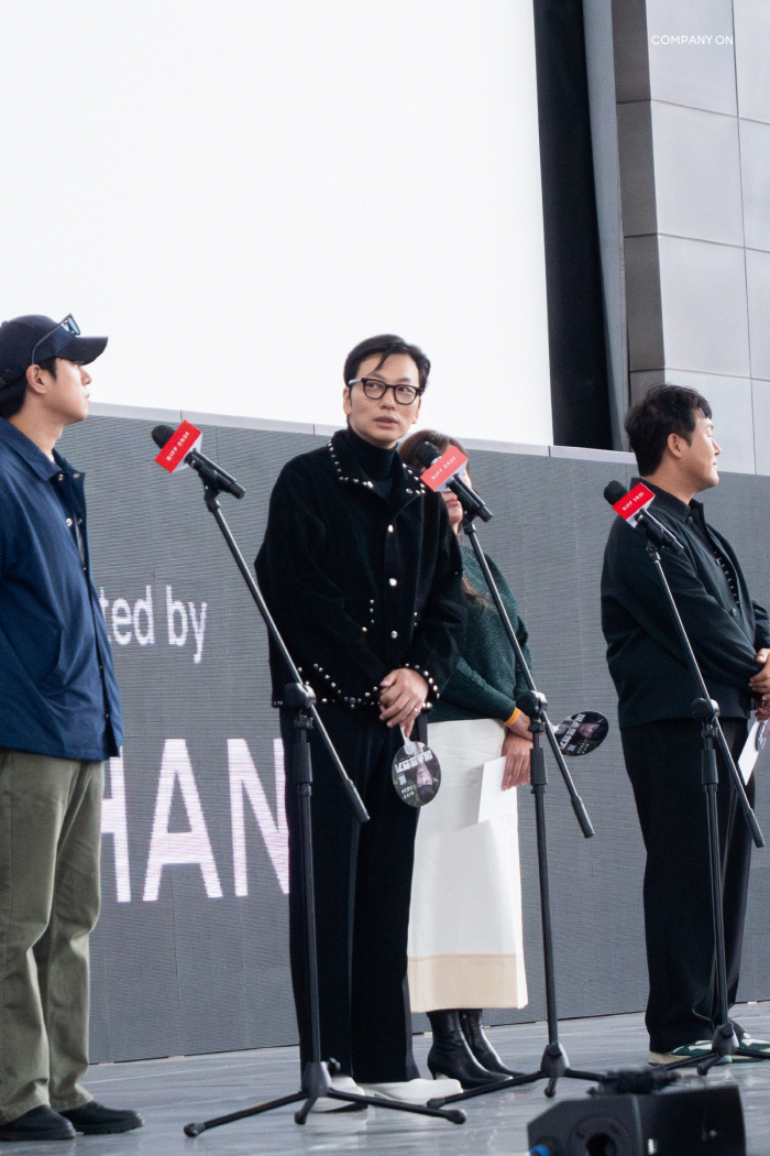 'Method acting' Lee Dong-hwi's 29th BIFF Glamorous presence. His fashion sense is also eye-catching