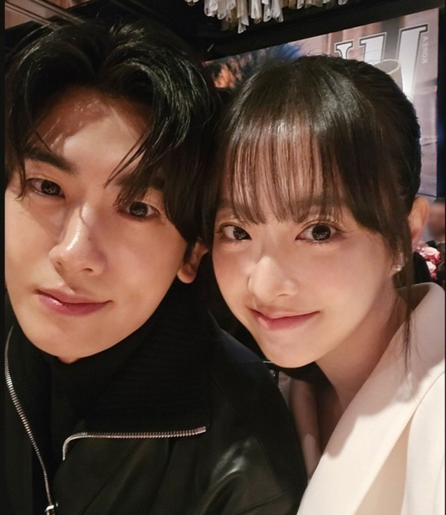 Rumors of dating between Park Bo-young and Park Hyung-sik reignited..The moment you get caught with your excited skin and Melo eyes