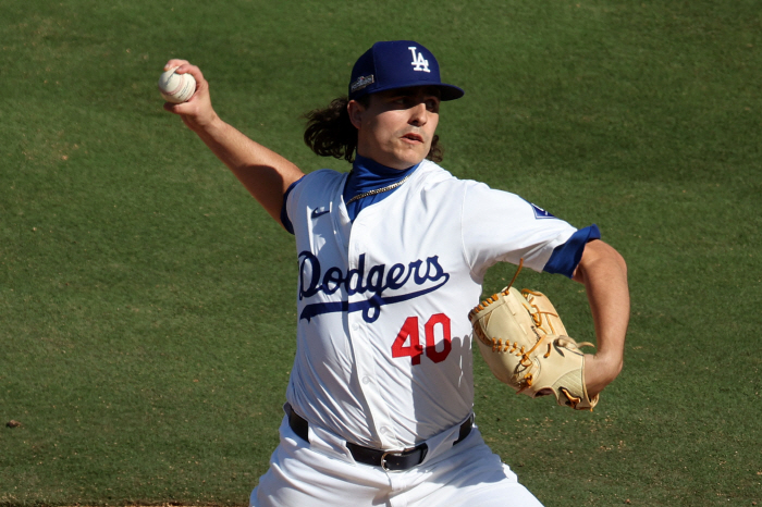 Snake Appears in Dodger Stadium's dugout, LAD Pitcher 'I've seen alligators before'