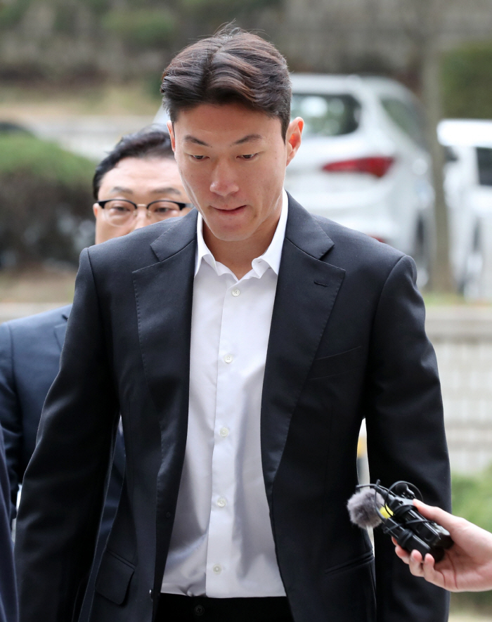 Hwang Ui-jo, charged with illegal filming, sentenced to four years in prison...All charges are admitted. 'Please give me leniency just this time.'