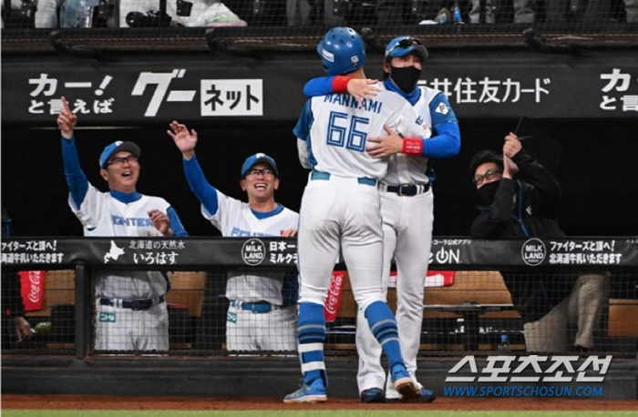 It's a broken nose, but the night before the game, the starting catcher was revealed on social media, and there was a reason for manager Shinjo's fan service, a joint venture with the ace for seven wins this season 