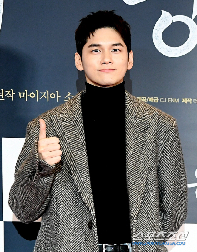 ONG SEONG WU, today (16th) I'm discharged from the military.. 