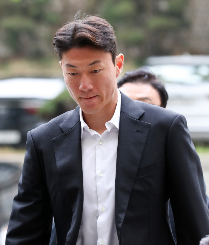 Son Heung-min's national partner → crisis of imprisonment. Hwang Ui-jo's all-time downfall...'All charges of illegal filming' All acknowledged → Four years in prison, career end crisis'Please do leniency'