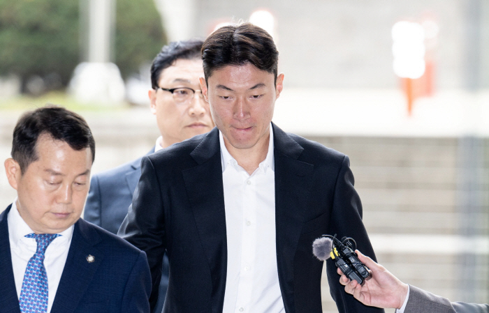 Son Heung-min's national partner → crisis of imprisonment. Hwang Ui-jo's all-time downfall...'All charges of illegal filming' All acknowledged → Four years in prison, career end crisis'Please do leniency'