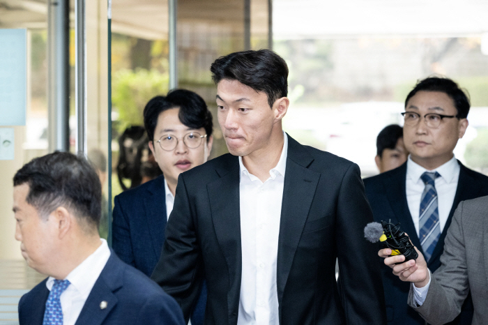 Son Heung-min's national partner → crisis of imprisonment. Hwang Ui-jo's all-time downfall...'All charges of illegal filming' All acknowledged → Four years in prison, career end crisis'Please do leniency'