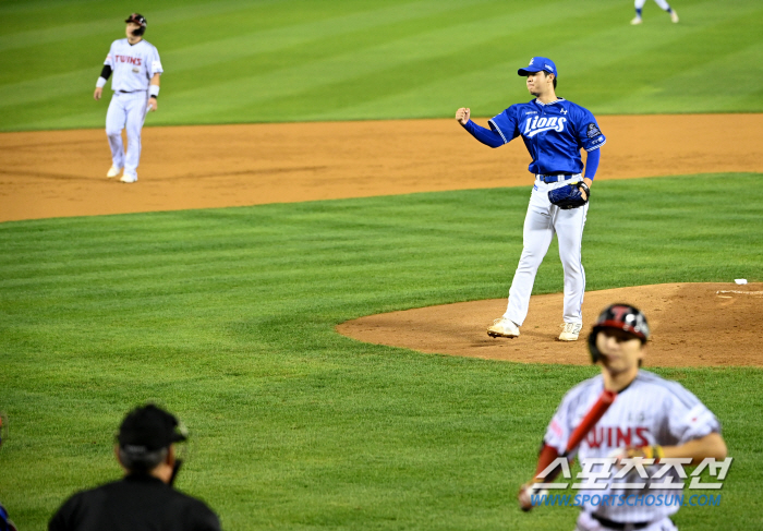 'Although he failed to fill the fourth inning' Hwang Dong-jae took the mound for the first time in fall baseball, 3 scoreless innings amid his surprise crisis management ability