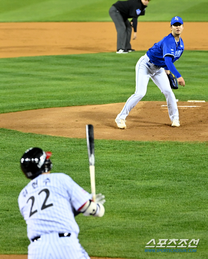 'Although he failed to fill the fourth inning' Hwang Dong-jae took the mound for the first time in fall baseball, 3 scoreless innings amid his surprise crisis management ability