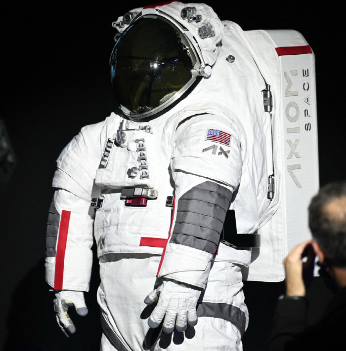 Astronauts Wear Prada, Lunar Landing Probe Space Suit Design