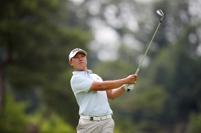 Co-leader Lee Sang-hee from the first day of the eight birdies, the secret behind his leap is