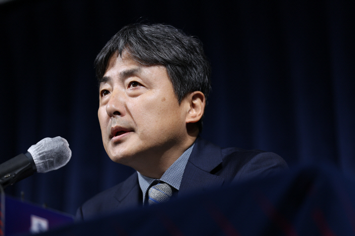 'Failure to appoint Chairman Chung Mong-gyu'Another statement issued by the Korea Football Association's labor union was called upon to resign from Vice Chairman Kim Jeong-bae, a former Vice Minister of Culture, Sports and Tourism.'