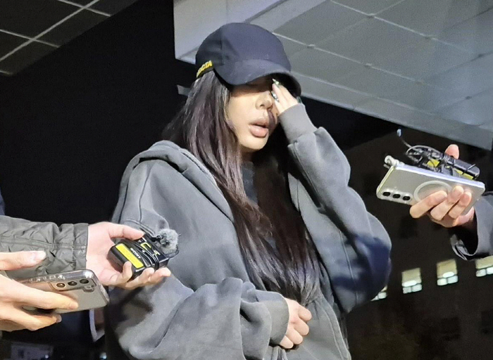 'Fan Assault Turned Away' Jessi, bowing her head and appearing at the police station'I hope the one who hit her will be punished' 